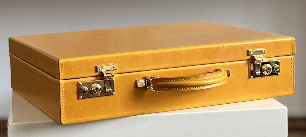 Enjoy the process behind the development of an high quality craftmanship powered by MMC traditional brass kit of hardwares for suitcase