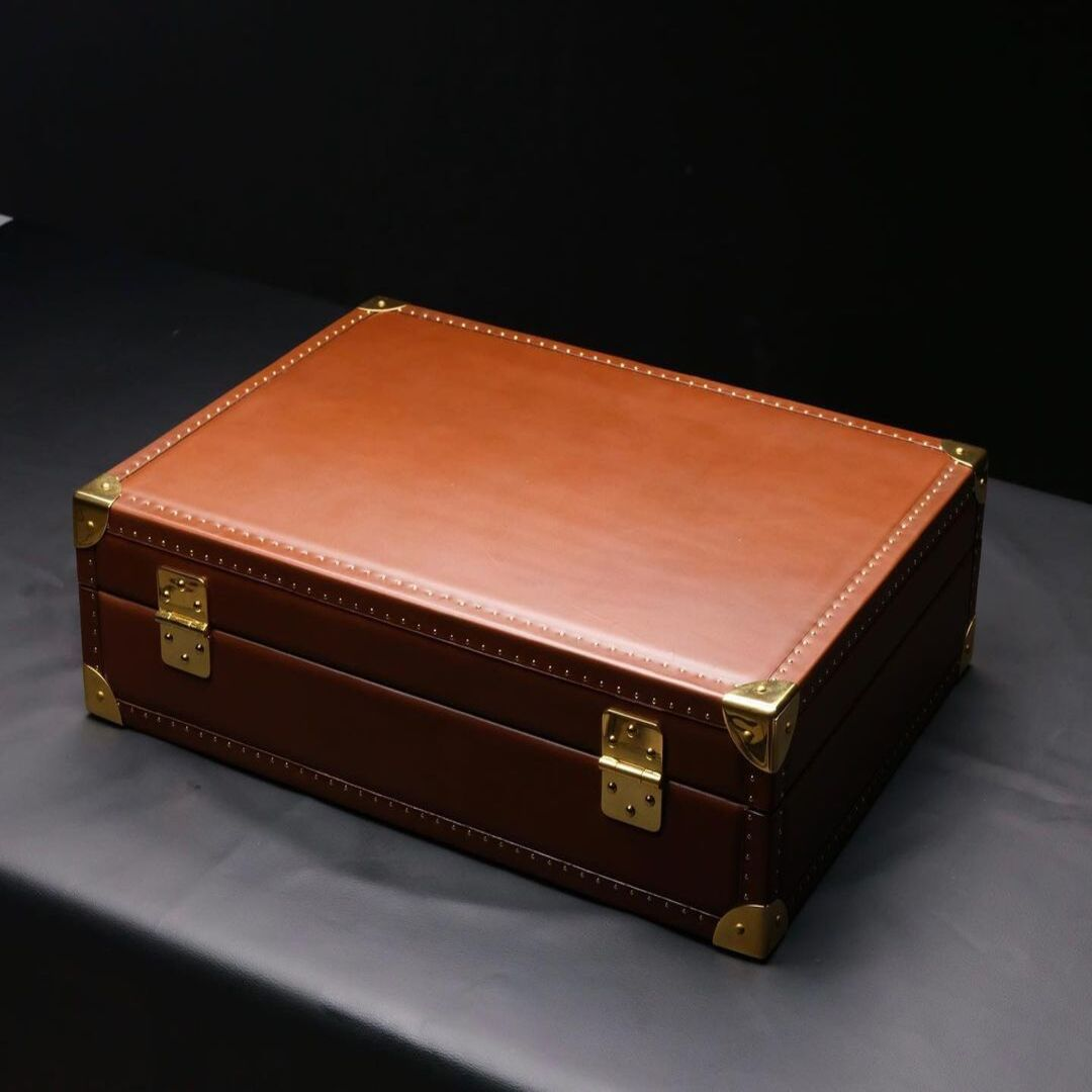 Hinges and corners for leather goods | MMC COLOMBO